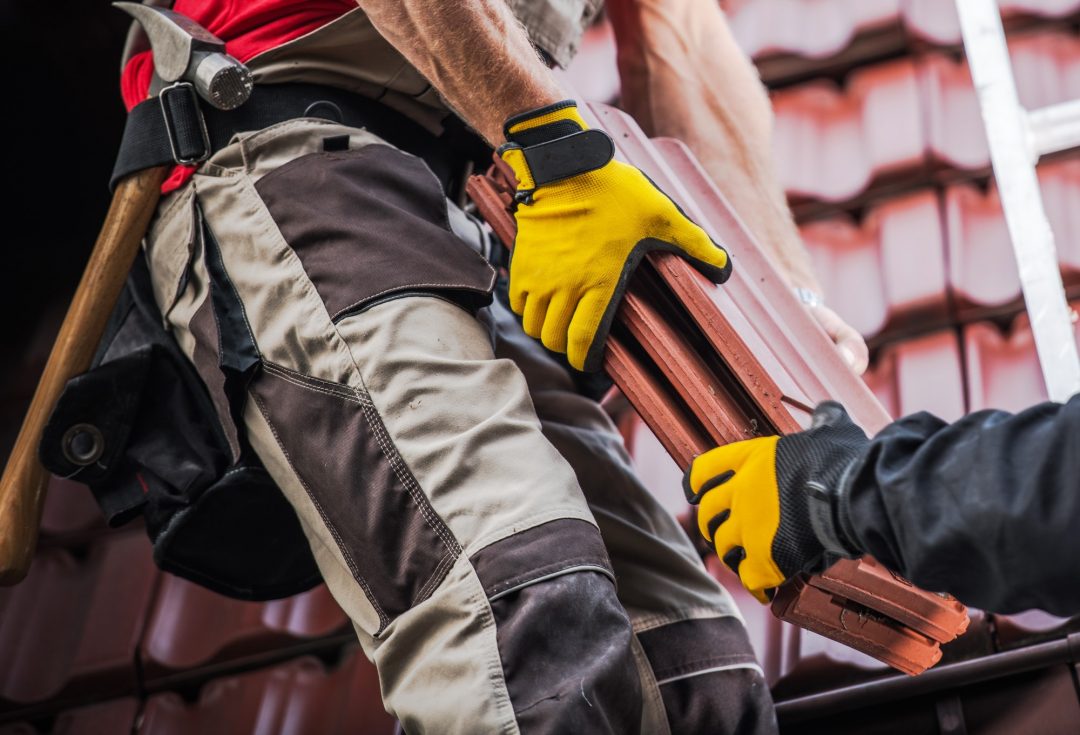 Couvreur réalisant l'installation d'une toiture