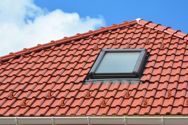 Fenêtre de toit installée sur une toiture en tuile