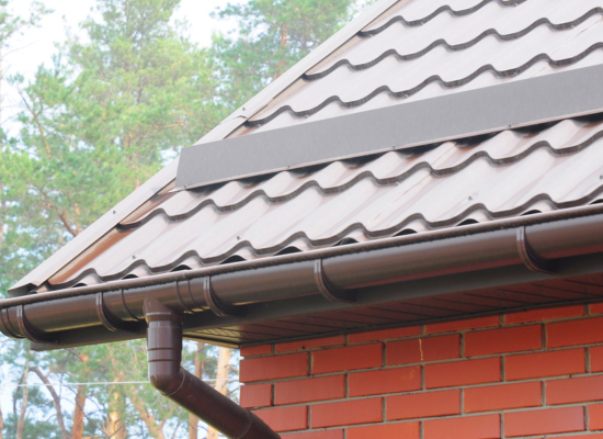 Gouttière neuve installée sur une toiture