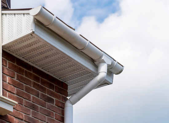Gouttière en PVC qui a été installée sur une toiture