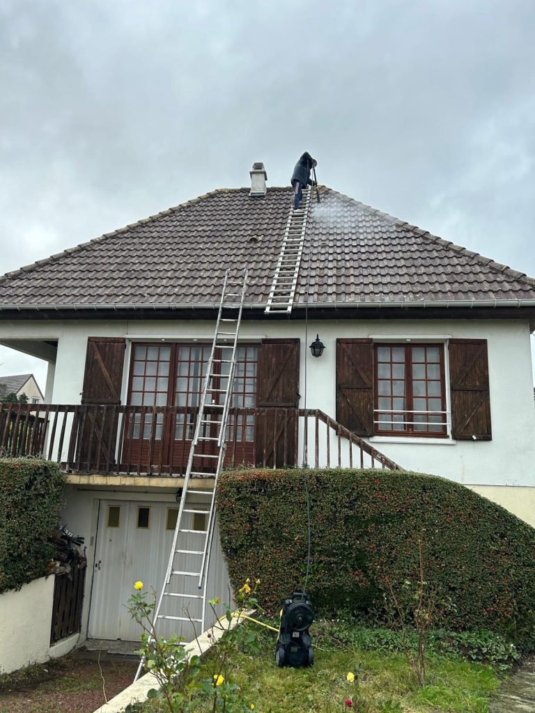 Nettoyage - Démoussage de toiture en cours par l'artisan Couvreur Emile 76 - 27