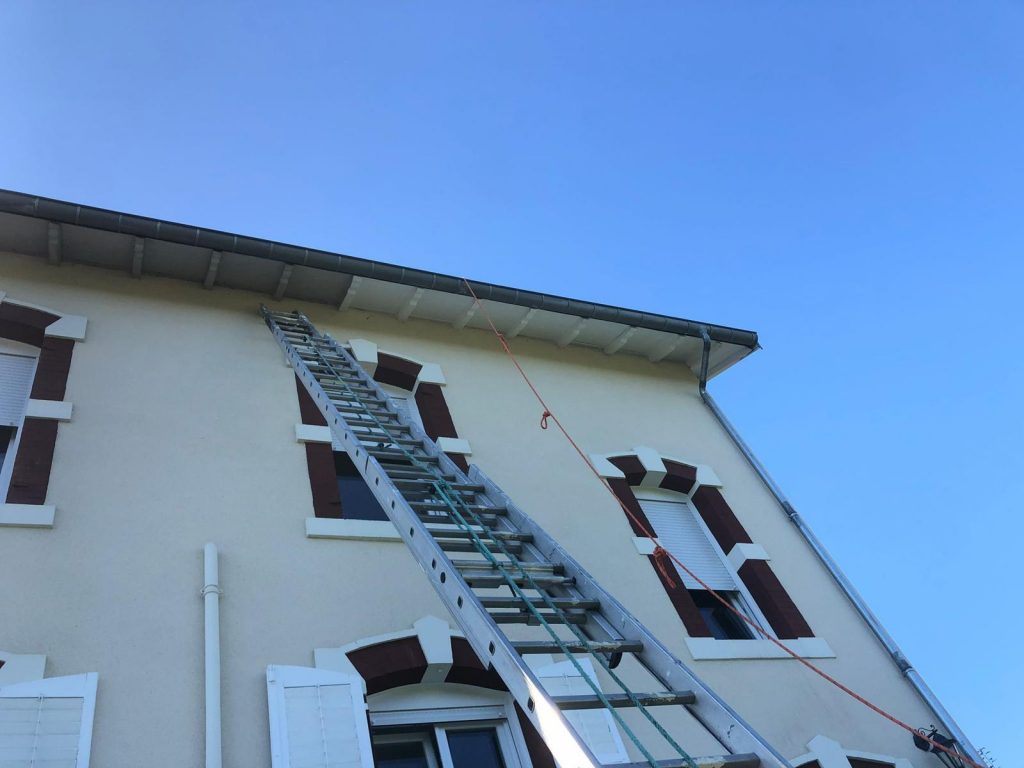 Intervention de couverture en bâtiment avec échelle