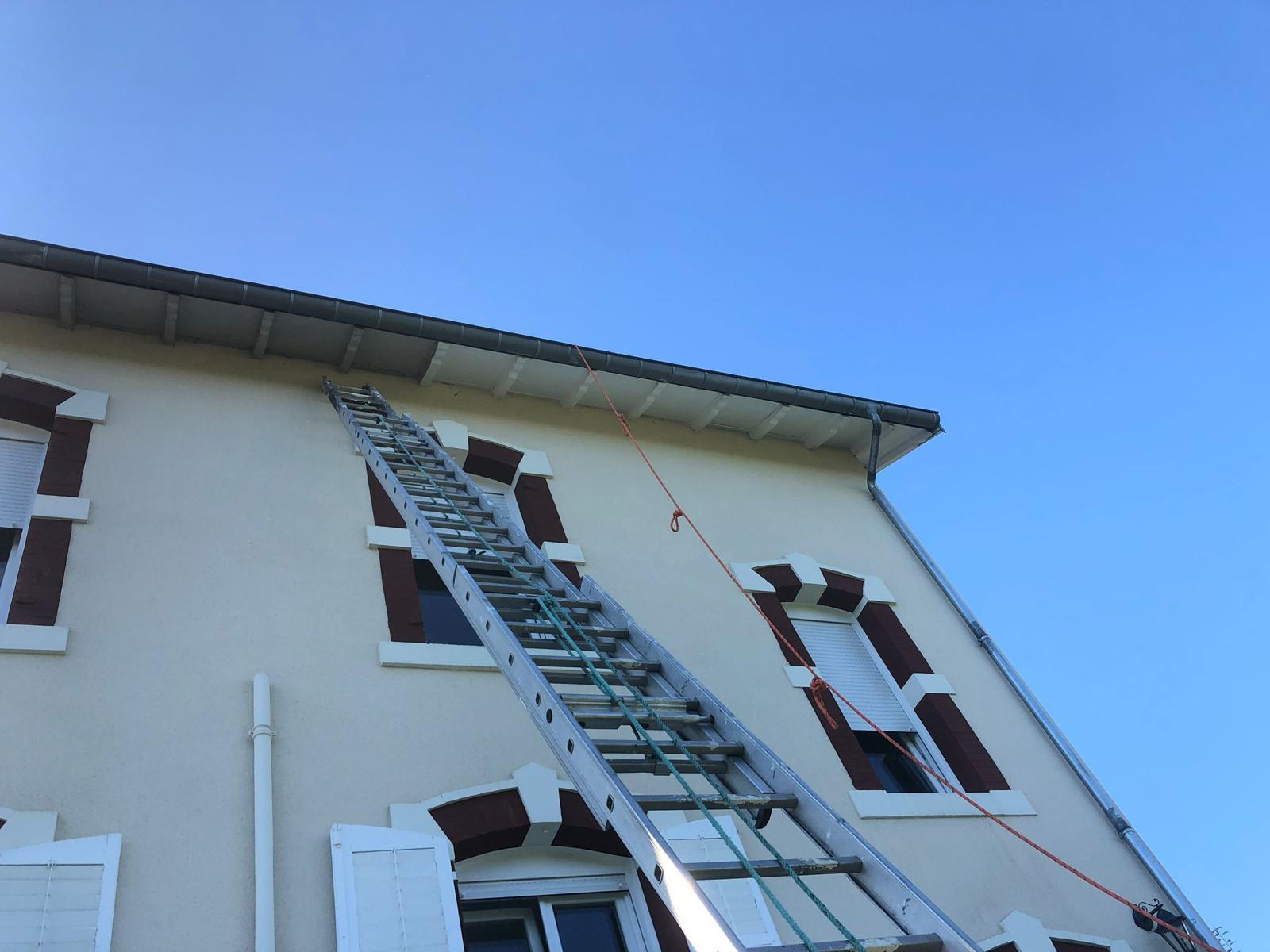Intervention de couverture en bâtiment avec échelle