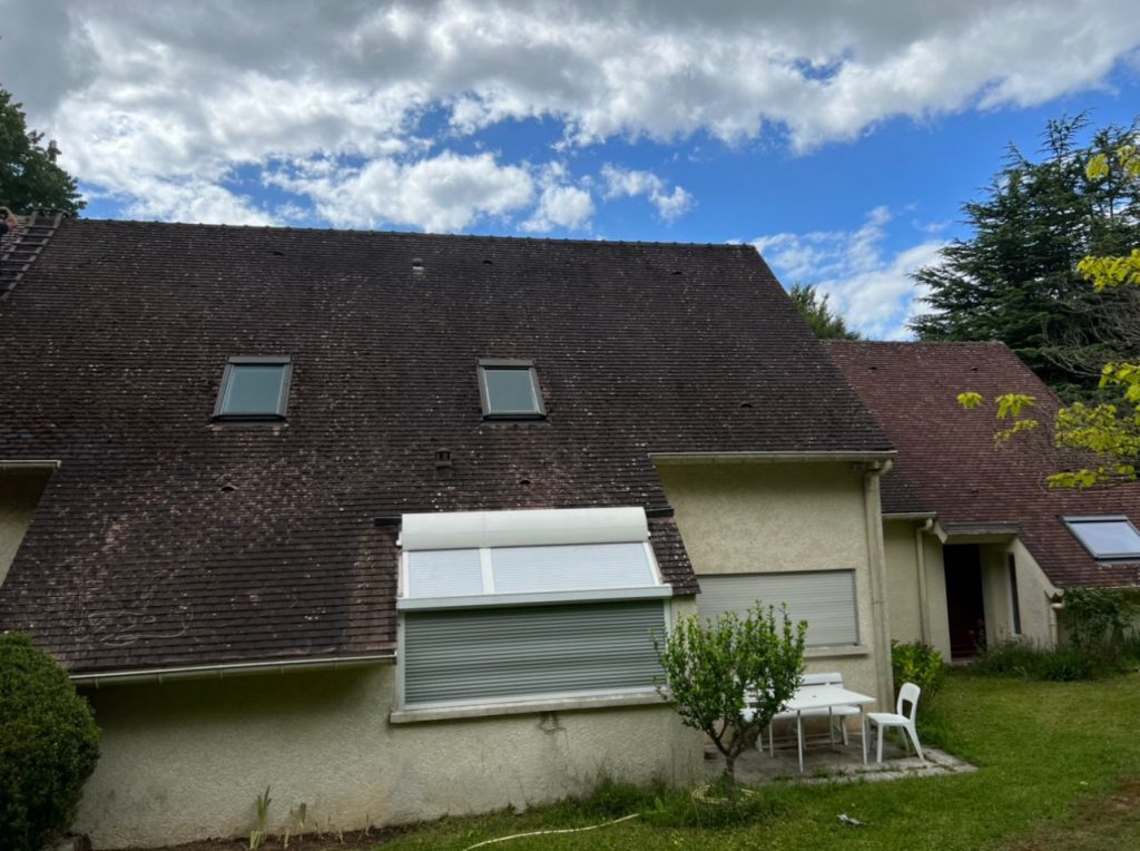Toiture avant le nettoyage de Couvreur Emile