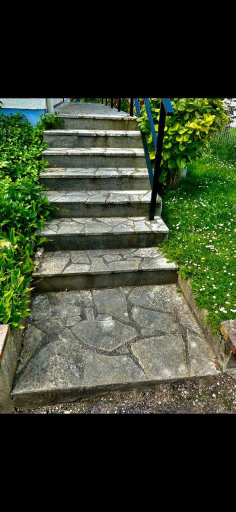 avant nettoyage d'escalier par le Couvreur Emile